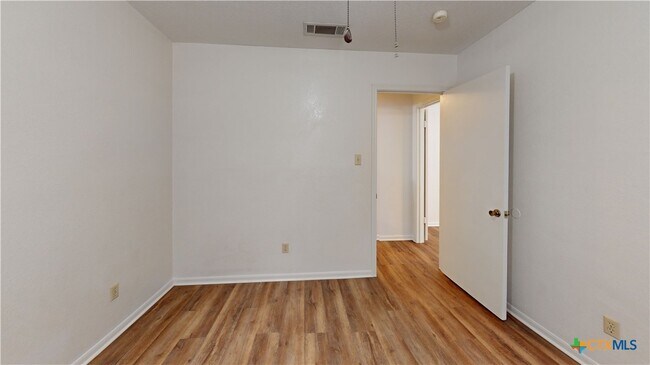 Building Photo - 3705 Hereford Ln