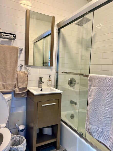 Building Photo - 329 W 19th St