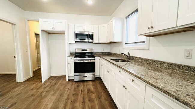 Building Photo - 473 Grove St