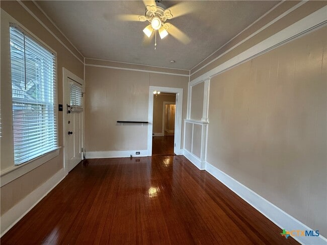 Building Photo - 420 W San Antonio St