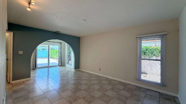 Building Photo - 3827 E Larkspur Dr