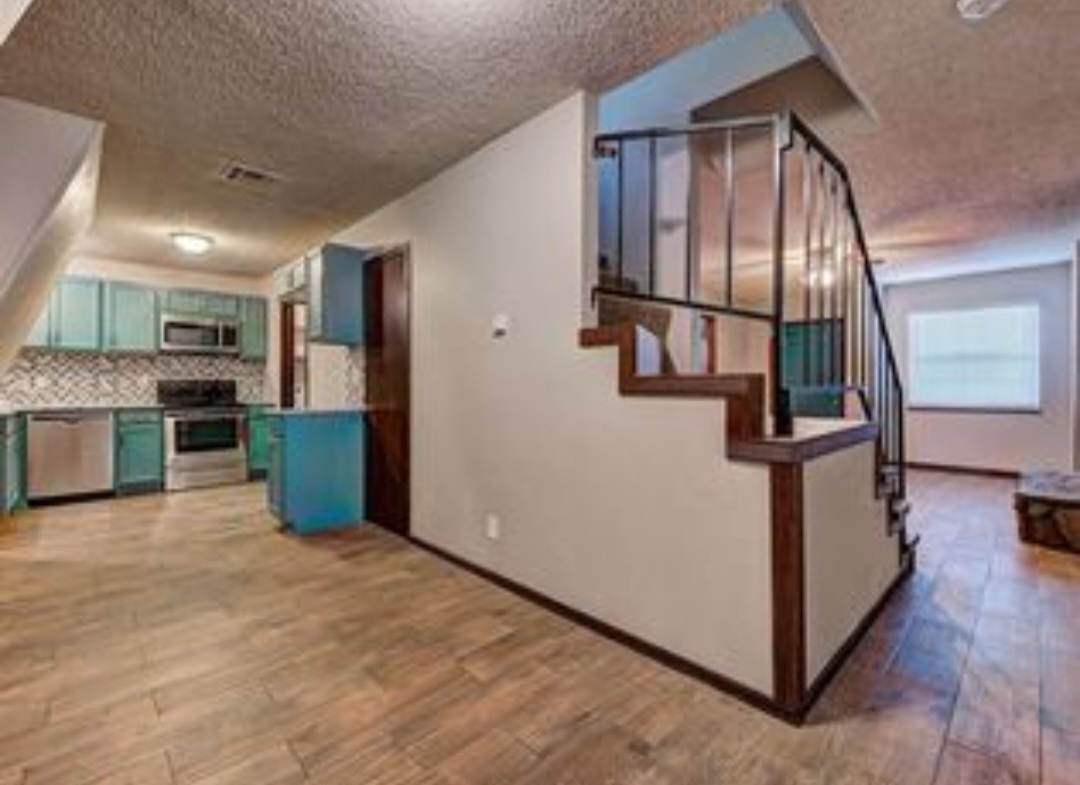 Kitchen - 308 Vicksburg Cir