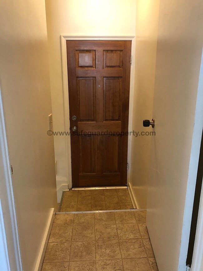 Building Photo - Great 3 Bedroom Duplex