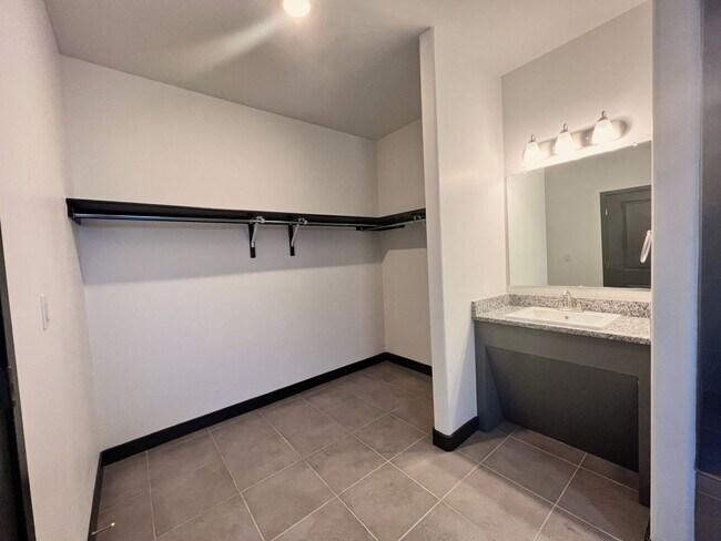 Building Photo - Mission Valley 3 Bedroom 2.5 Bath Townhome...