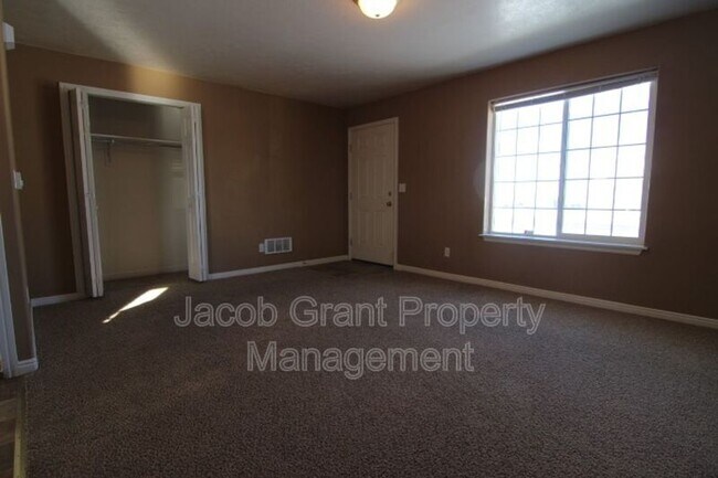 Building Photo - 980 Eve Dr