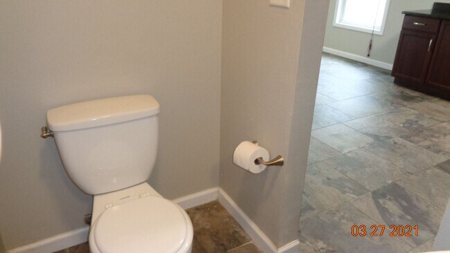 Building Photo - Centrally Located Fort Walton Beach Home with Great Base Accessibility!