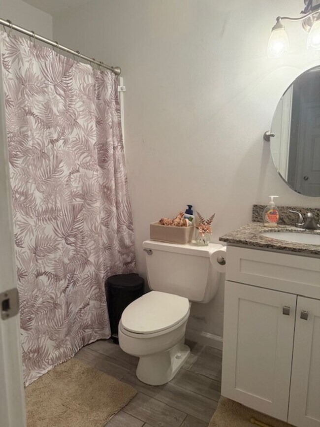 Building Photo - Charming Navarre Home on Nearly Half an Acre