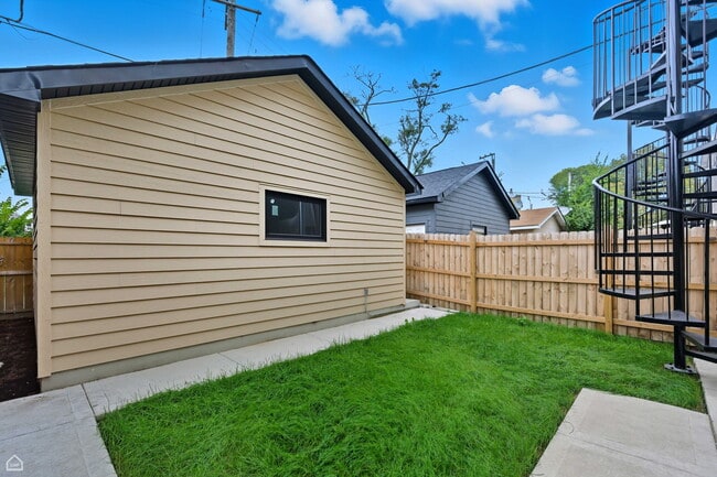 Building Photo - 4210 W 5th Ave