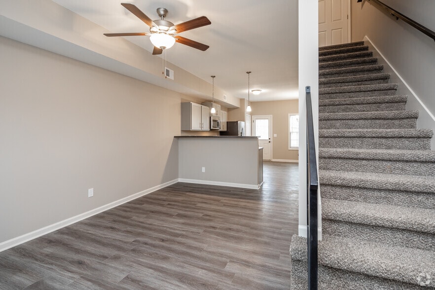 Primary Photo - Airport Place Apartments