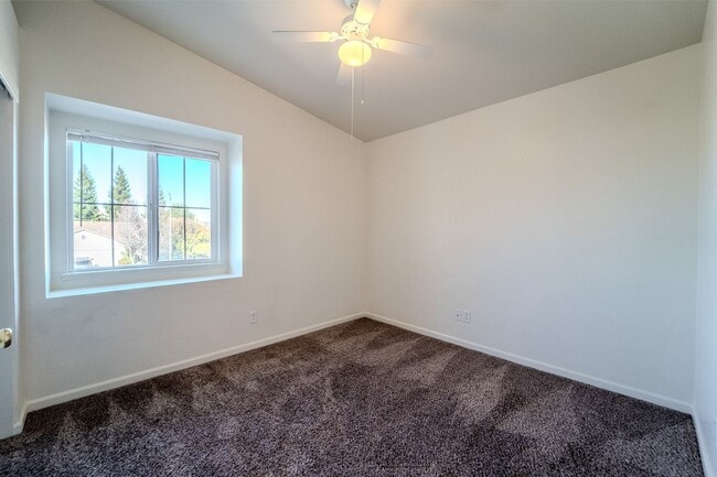 Building Photo - ? Spacious 4-Bedroom, 2.5-Bathroom Home in...