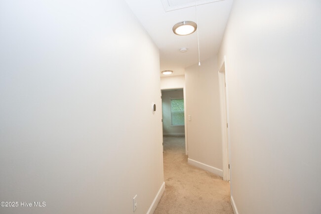 Building Photo - 104 Pine Hawk Dr