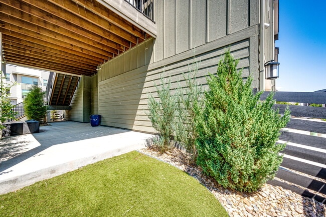 Building Photo - 8881 Southurst St