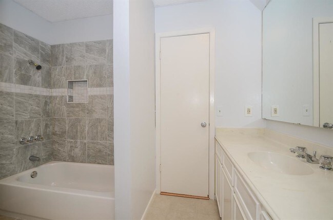 Building Photo - 130 Sugar Berry Cir
