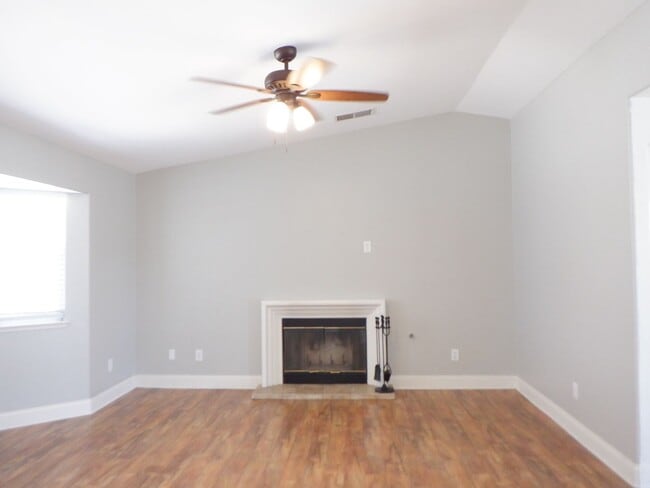 Building Photo - Cul De Sac Cutie in the City