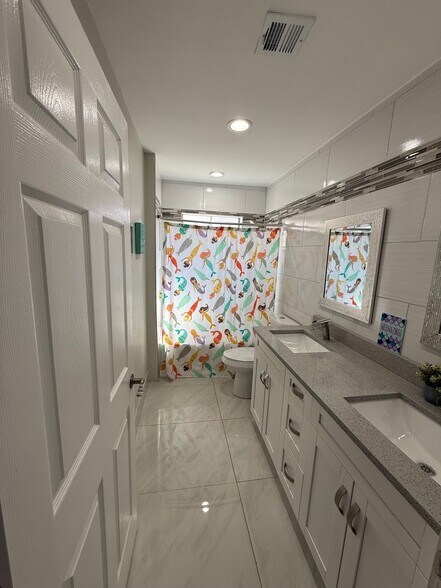 Building Photo - 5527 NW 125th Ter