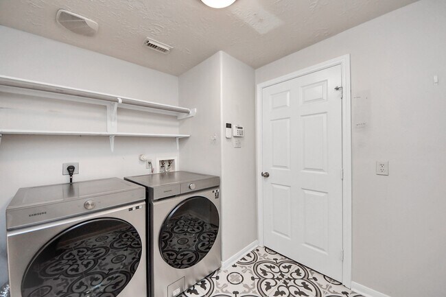 Building Photo - 30214 Vinebriar Dr
