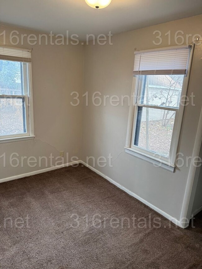 Building Photo - 3 Bedroom 1 bath house available now
