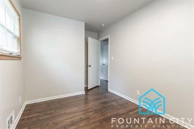 Building Photo - 405 Hooke Ave