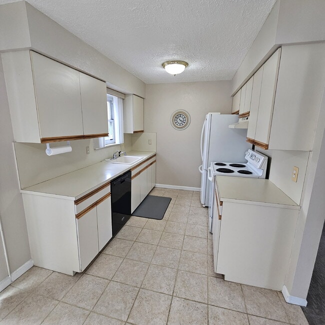 Building Photo - 3 Bedroom, 2 Bathroom, 2 Car Garage Brick ...