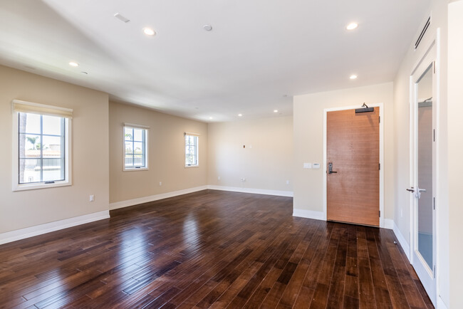 Building Photo - 227 S Hamilton Dr