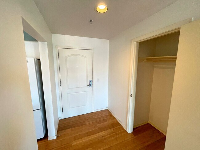 Building Photo - Fantastic Irvington Place Condo with Washe...