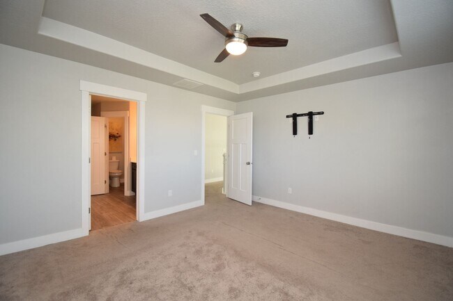 Building Photo - Quiet Family Friendly 4 Bed Home in Bluffdale!!