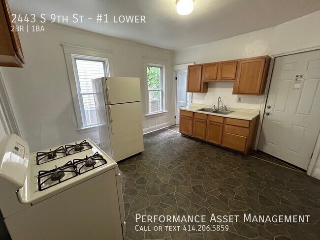 Building Photo - South Side 2 bed lower unit!