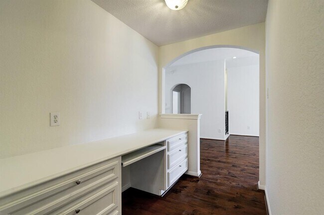 Building Photo - 11126 Sherwood Garden Dr