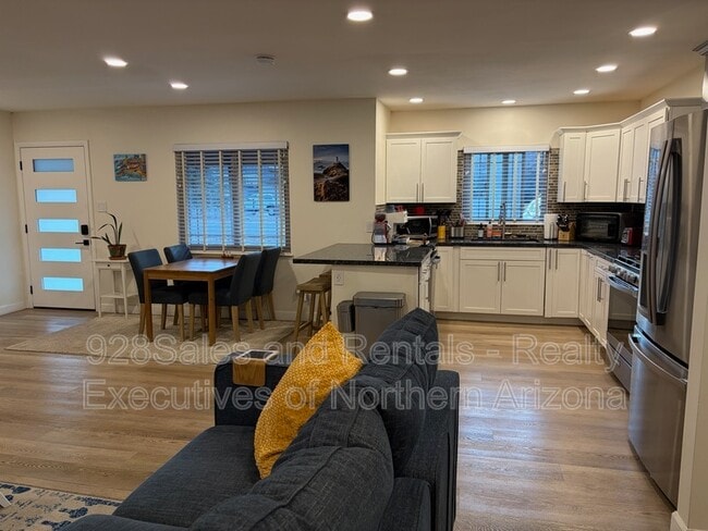 Building Photo - 1928 N Lynn Dr