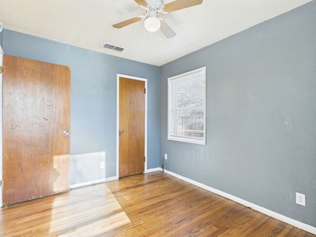 Building Photo - Charming rent ready duplex!