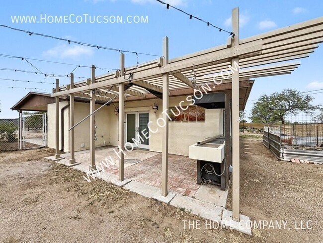 Building Photo - 2320 W Calle Grato