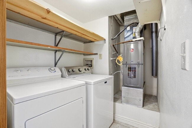 Building Photo - $1,695.95 - 2 Bed, 2 Bath Condo in Aurora with Central AC, and In Unit Laundry!