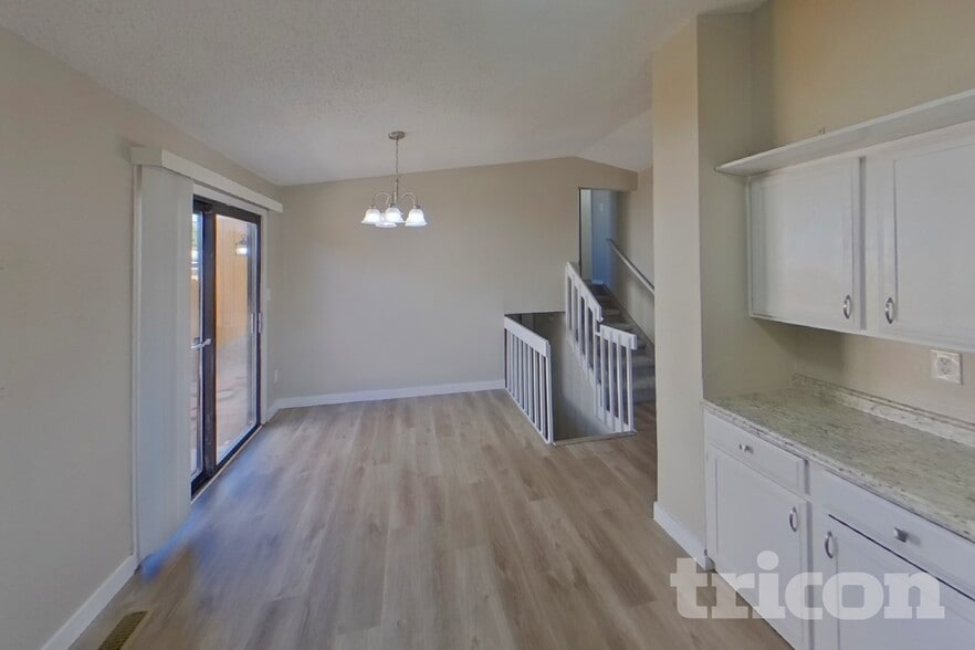 Building Photo - 3127 Moonbeam Cir S