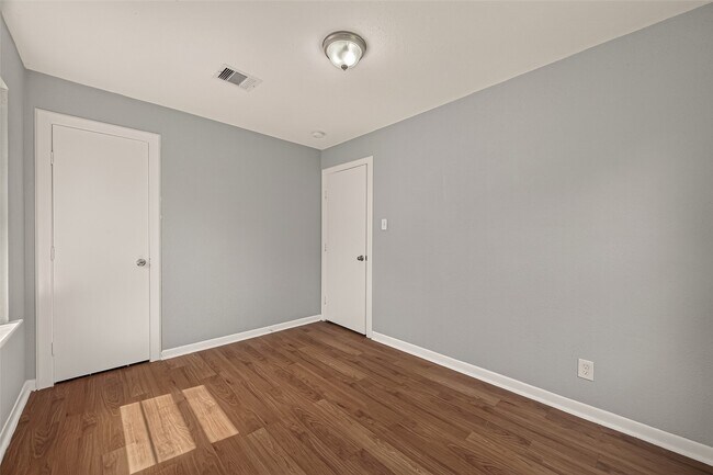 Building Photo - 10601 Ambursen St
