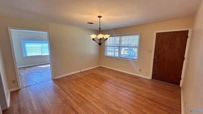 Building Photo - 2106 Giles Dr NE