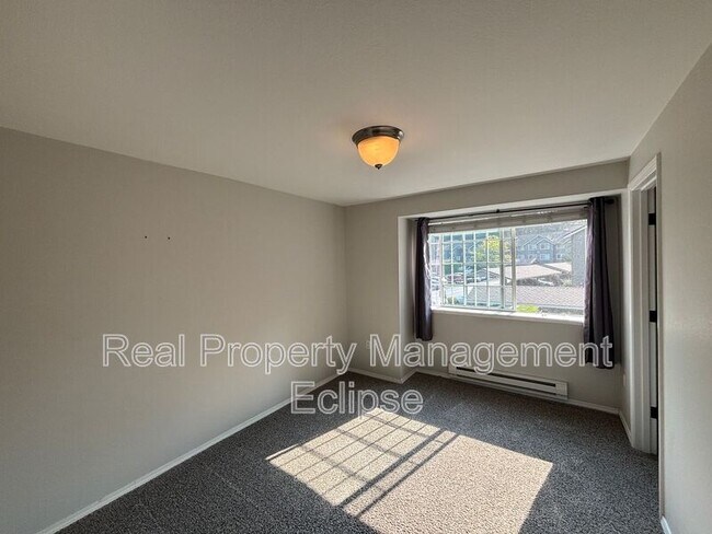 Building Photo - 15433 Country Club Dr