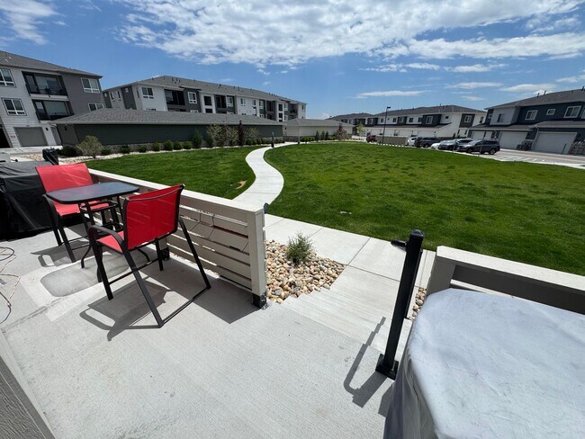 Building Photo - Modern 3-Bed, 2-Bath Townhome with Spaciou...