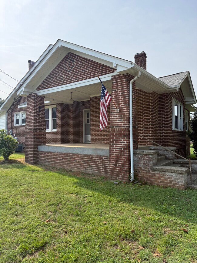 Building Photo - 839B Sanford Rd