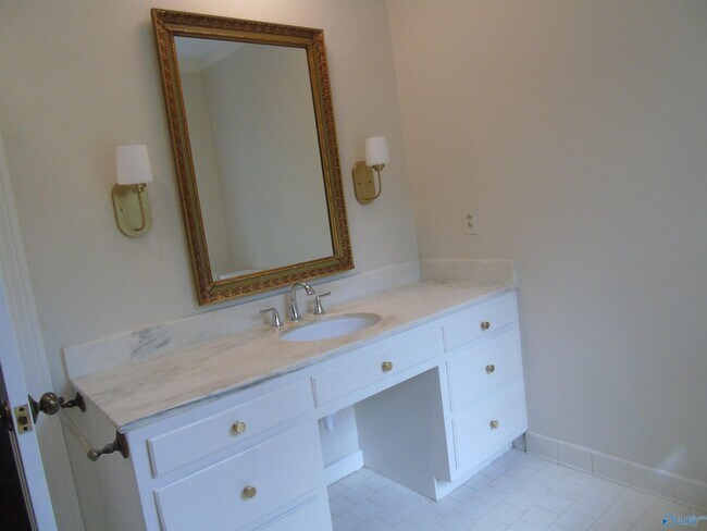 Building Photo - 3317 Lookout Dr SE
