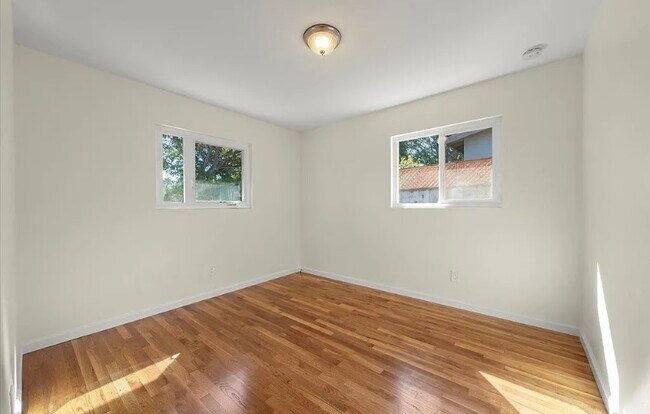 Building Photo - For rent