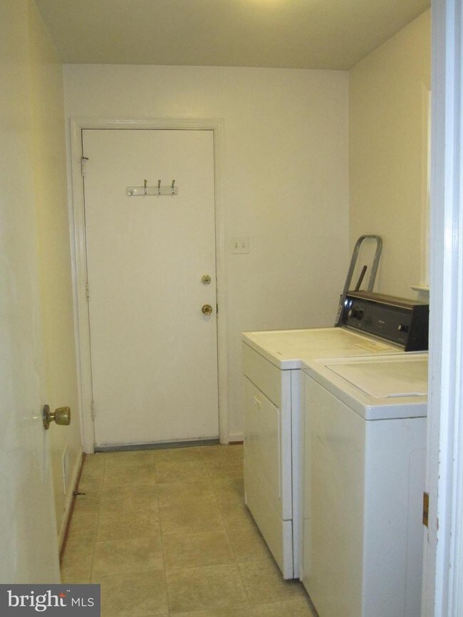 Building Photo - 7805 Ivymount Terrace