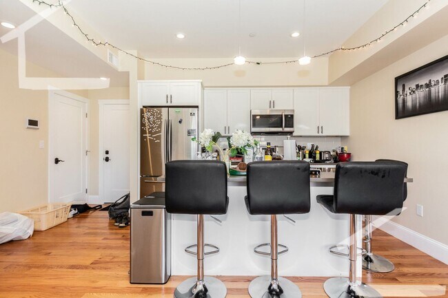 Building Photo - No Brokers Fee, Steps from Boston Lending, In-Unit Washer and Dryer, Central Heat/AC, Parking.