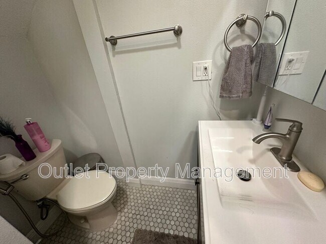 Building Photo - 129 E Concord St