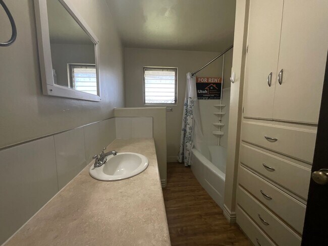 Building Photo - 484 38th St