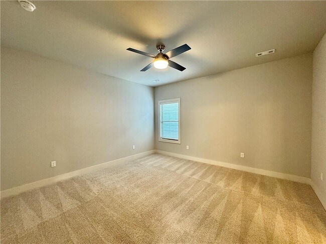 Building Photo - 708 NE Hts Ln
