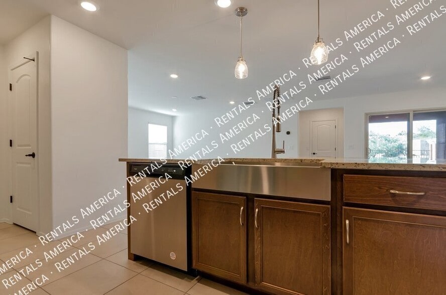 Building Photo - 9221 N Peridot Vis Ave