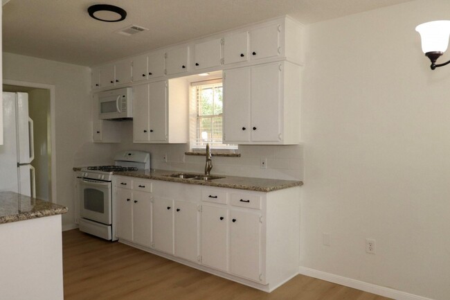 Building Photo - 109 Halo Dr