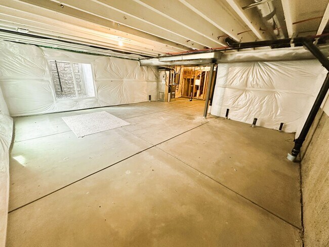 Building Photo - Beautiful 3 Bedroom Home (Available Immedi...