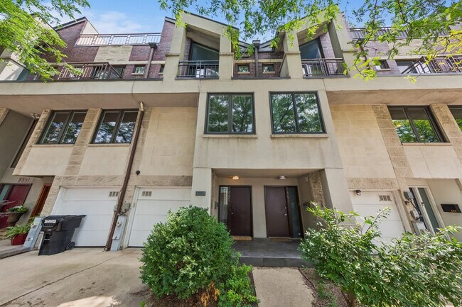 Building Photo - 657 N Carpenter St