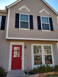 Building Photo - Stunning townhouse in Euless 2/2.5 bath.
